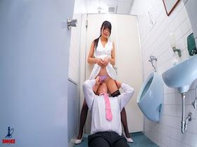 【クンニセクハラ】 残業中、2人きりの社内で中年オジ部長の巧みな舌使いに我慢できず何度も恥じらいイキさせられ舐め回しベロベロSEXしてしまう押しに弱い黒髪美脚部下OL　サンプル画像12